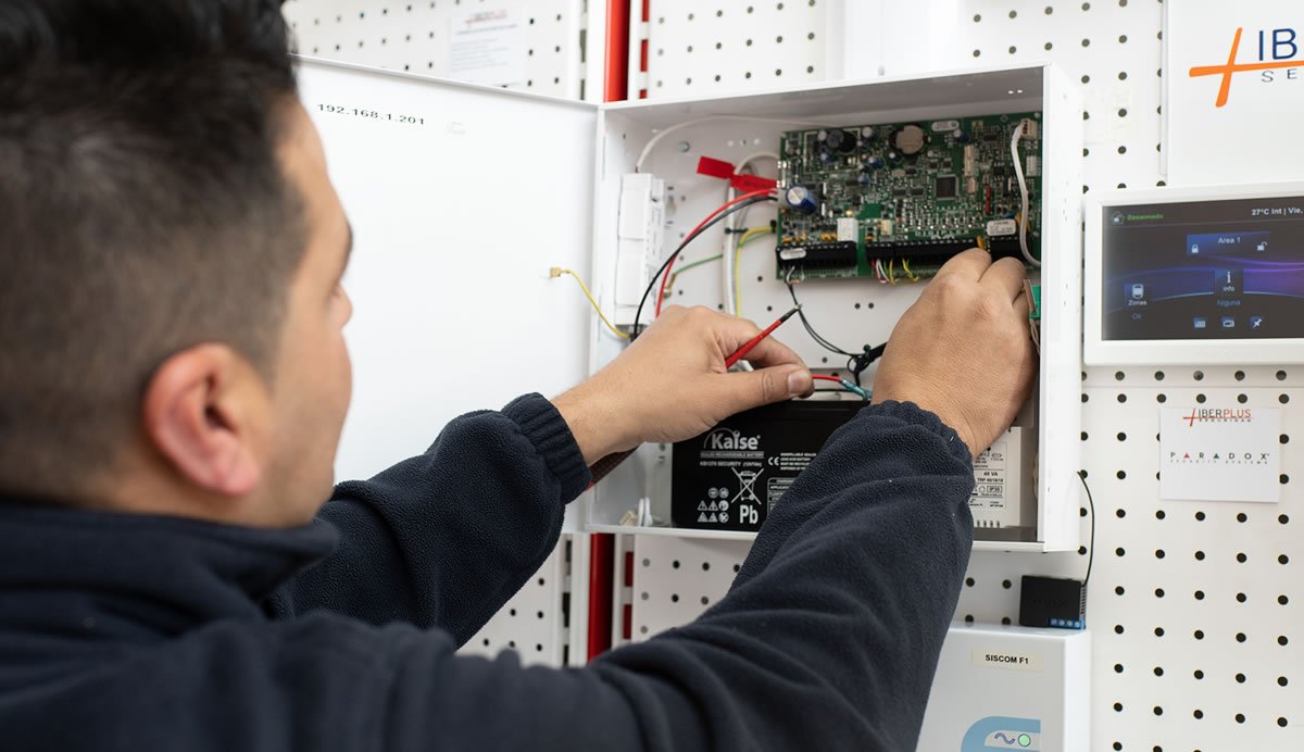 Técnico configurando sistema de alarmas y sensores
